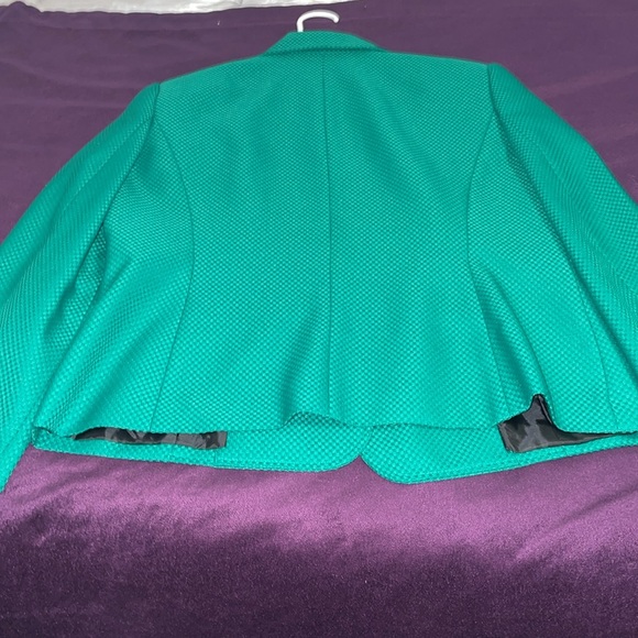 Women Gently Worn Green Blazer with padded shoulders, interior black lining - Picture 6 of 6